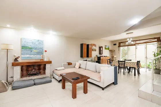 Casa Con Terraza, Pileta Y Verde En Parque Chas — foto 1 de 1
